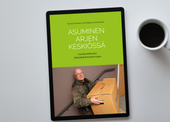 Valokuva, jossa pöydällä olevassa tabletissa Asuminen arjen keskiössä -julkaisu avattuna.