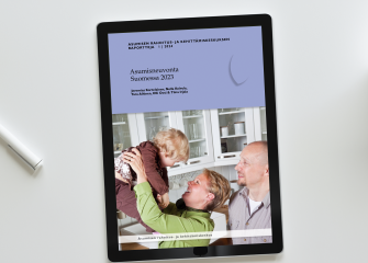 Asumisneuvonta Suomessa 2023 -julkaisun kansilehti näkyy työpöydällä olevan tablettitietokoneen ruudulla.