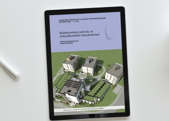 Ikääntyneiden palvelu- ja yhteisökorttelien toteuttaminen -julkaisun kansilehti näkyy työpöydällä olevan tablettitietokoneen ruudulla.