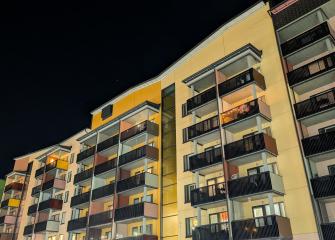 Talon parvekkeita pimeän aikaan.