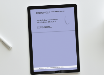 Rajoituksista vapautuneet arakohteet 2010–2020 -julkaisun kansilehti näkyy työpöydällä olevan tablettitietokoneen ruudulla.