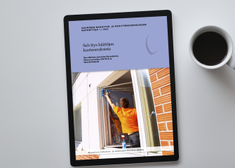 Selvitys häätöjen kustannuksista -julkaisun kansilehti näkyy työpöydällä olevan tablettitietokoneen ruudulla.