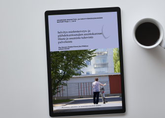 Selvitys mielenterveys- ja päihdekuntoutujien asuntokannan tilasta ja asumista tukevista palveluista -julkaisun kansilehti näkyy työpöydällä olevan tablettitietokoneen ruudulla.