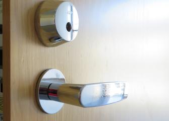 Kerrostaloasunnon ulko-ovi raollaan.