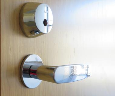 Kerrostaloasunnon ulko-ovi raollaan.