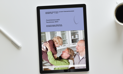 Asumisneuvonta Suomessa 2023 -julkaisun kansilehti näkyy työpöydällä olevan tablettitietokoneen ruudulla.