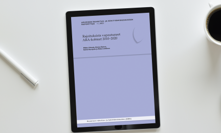 Rajoituksista vapautuneet arakohteet 2010–2020 -julkaisun kansilehti näkyy työpöydällä olevan tablettitietokoneen ruudulla.