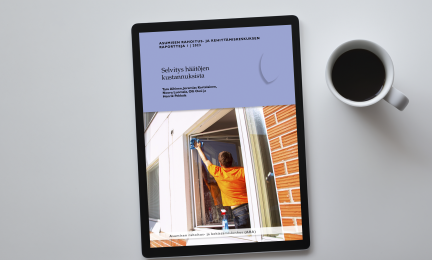 Selvitys häätöjen kustannuksista -julkaisun kansilehti näkyy työpöydällä olevan tablettitietokoneen ruudulla.