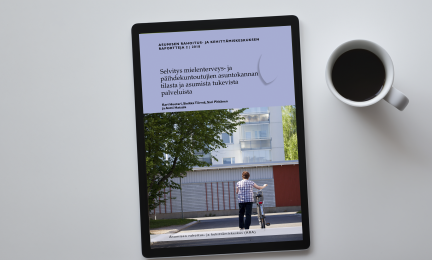 Selvitys mielenterveys- ja päihdekuntoutujien asuntokannan tilasta ja asumista tukevista palveluista -julkaisun kansilehti näkyy työpöydällä olevan tablettitietokoneen ruudulla.
